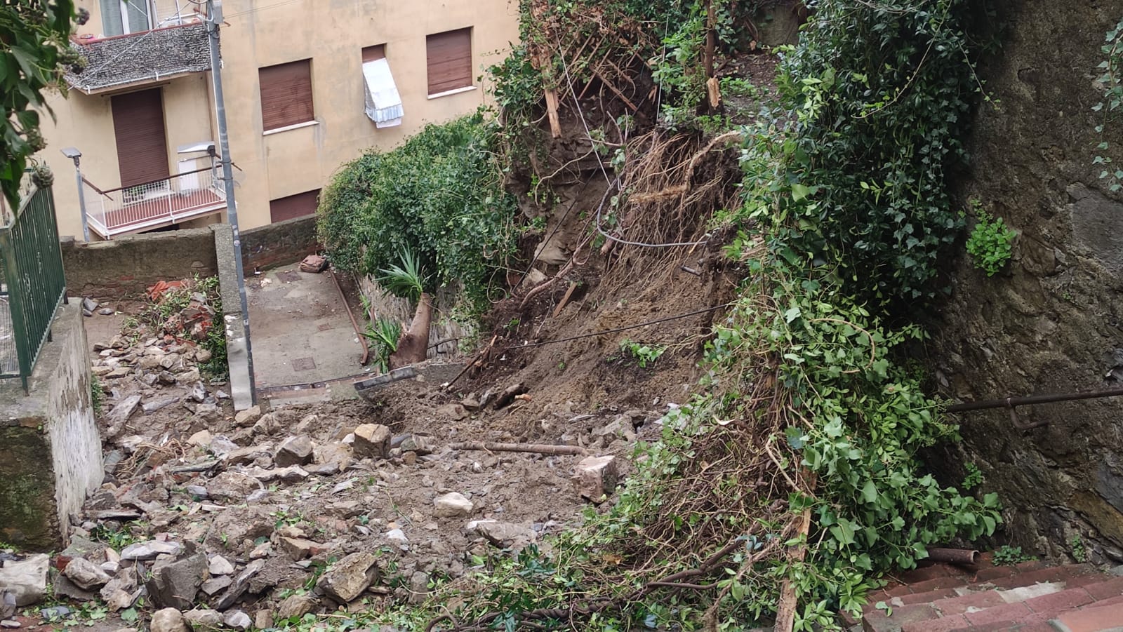 Maltempo, frana un muro a Marassi. Chiuso un tratto di salita dell'Orso