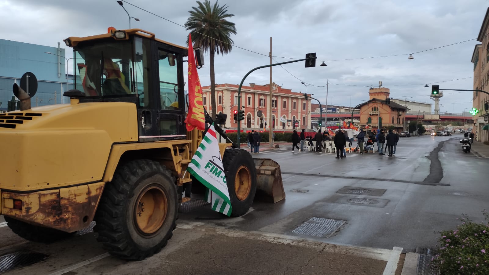Ex Ilva, continua il presidio: ancora chiusa piazza Savio. Domani sciopero generale dei metalmeccanici
