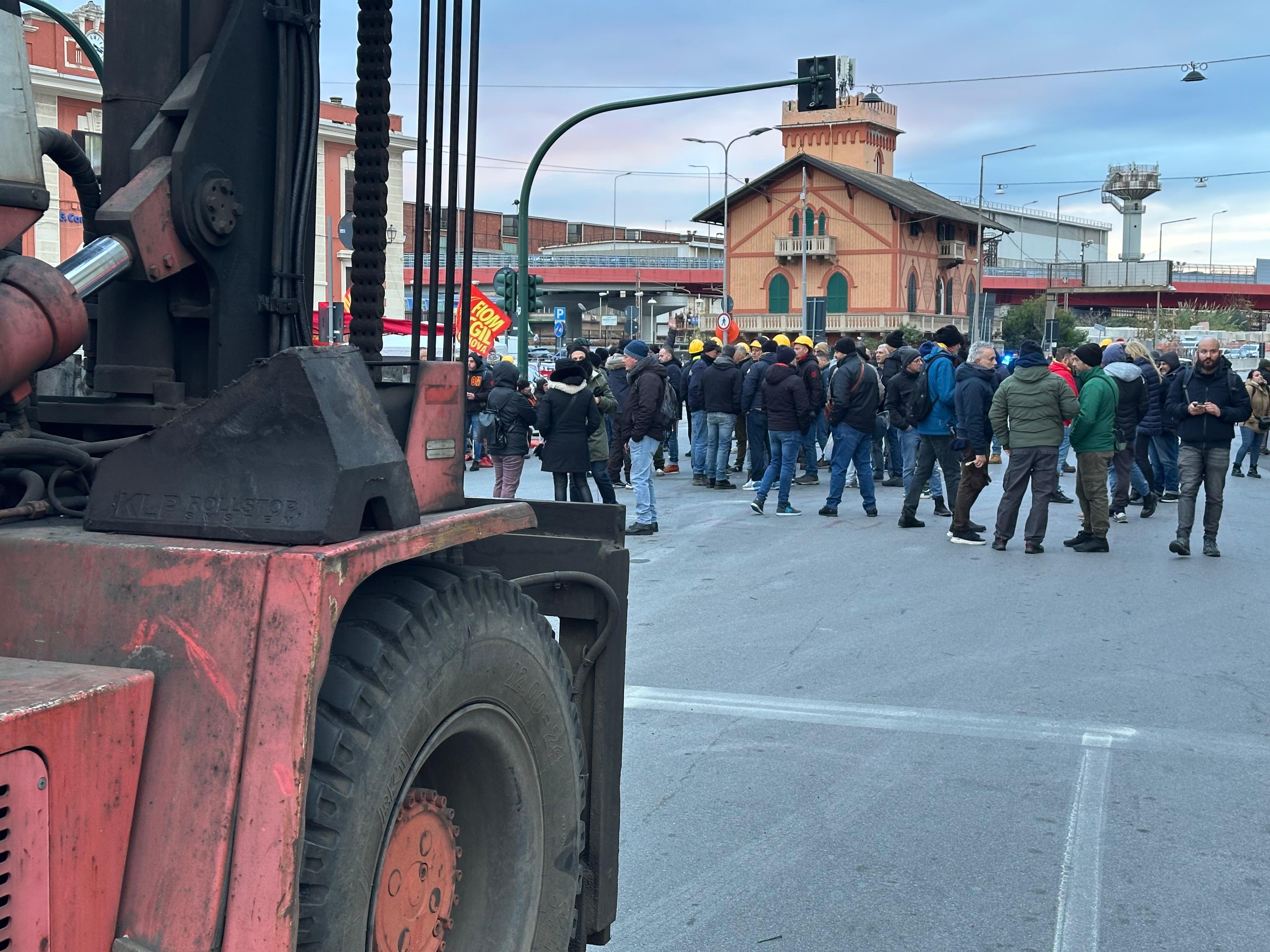 Continua il presidio dei lavoratori ex Ilva, oggi l'incontro a Roma sul futuro dello stabilimento