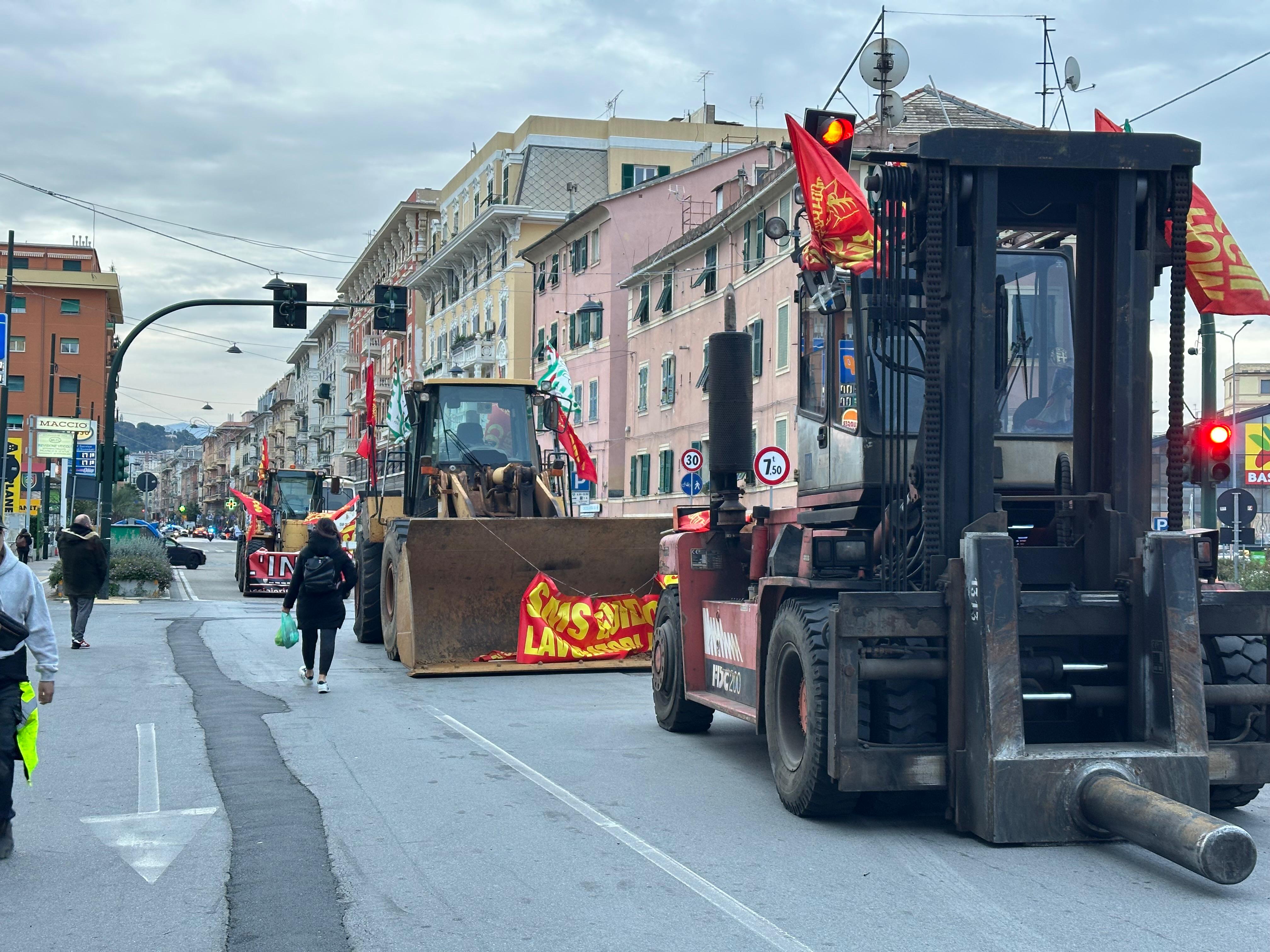 I lavoratori tornano in presidio a Cornigliano, dormiranno lì. Il racconto della giornata di protesta