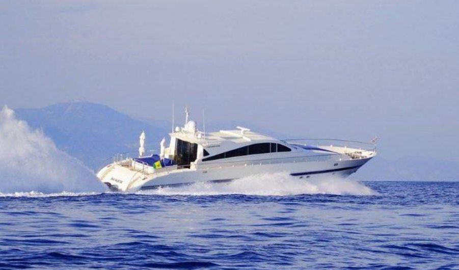 Ventimiglia, incendio a bordo di uno yacht: intossicato il comandante