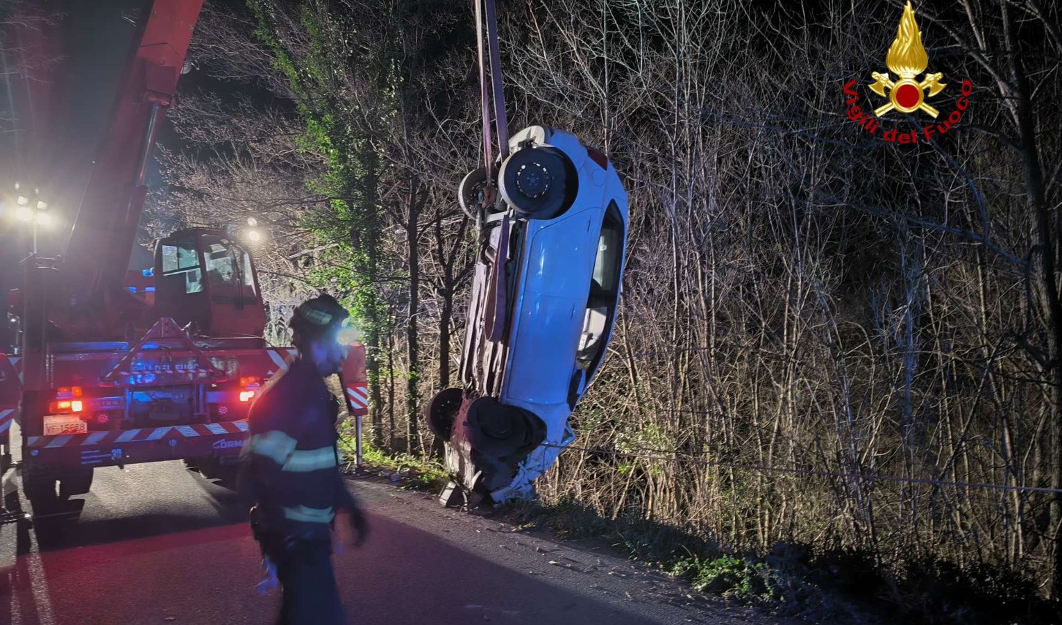 Esce fuori strada e si schianta contro un albero