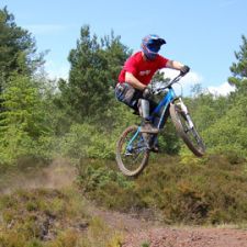 Un loanese leader nella downhill di mountain bike