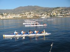 In occasione del Giro d'Italia traversata su barche da coastal rowing