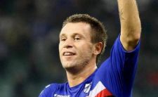 L'abbraccio dei tifosi a Cassano