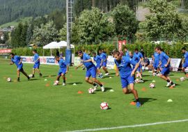 Samp, un tifoso lancia quattro uova a Bogliasco. Lucchini a parte