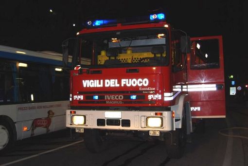 Incendio nella notte a Rapallo: distrutto un magazzino e veicoli