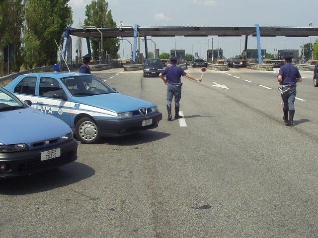 Fuori uscita di gas in un'area di servizio, un'auto strappa il tubo dal distributore