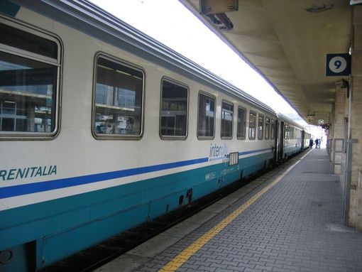 Sferra un pugno al capotreno, denunciato