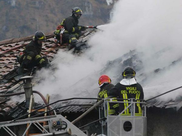 Brucia tetto condominio al Cep, evacuati appartamenti