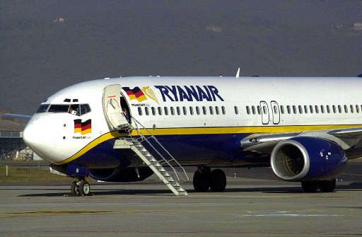 Atterraggio d'emergenza per Ryanair, due passeggeri in ospedale