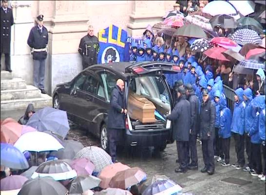 L'addio a Garrone: la folla, la squadra e il lungo applauso della piazza