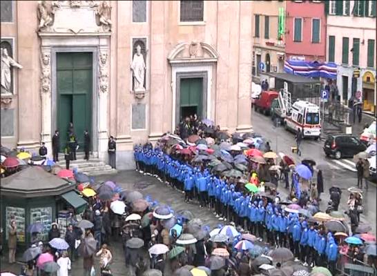 L'addio a Garrone: la folla, la squadra e il lungo applauso della piazza