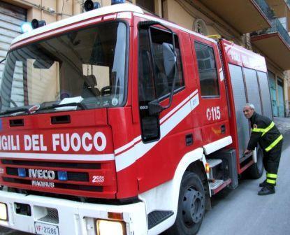 Ex caserma in fiamme nella notte, interventi in corso