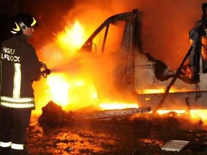 Camper e auto in fiamme alle 4 del mattino: indagini in corso