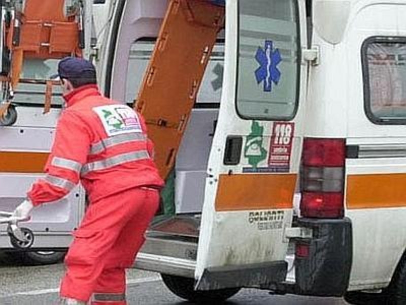 Autocarro contro auto in sosta in via Perlasca