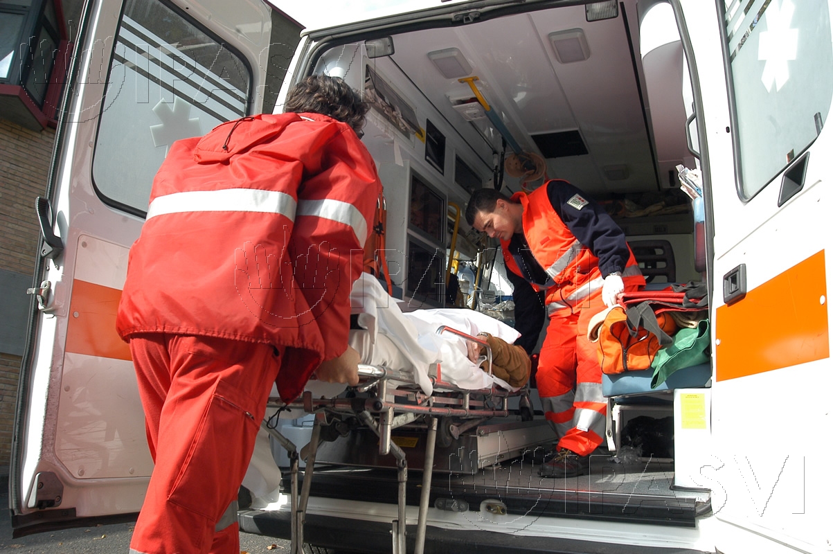 Ambulanza si ribalta, gravi due persone