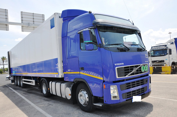 Autista di un tir litiga con automobilista e gli sfascia la macchina