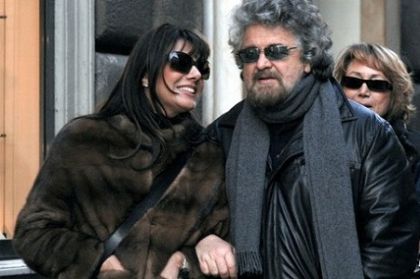 Beppe Grillo esce di casa, poi incontra un imprenditore sfrattato