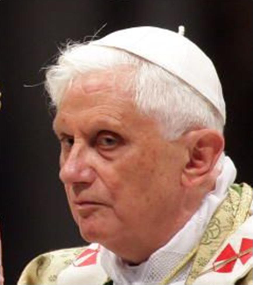 Parroco depresso brucia foto Benedetto XVI: 