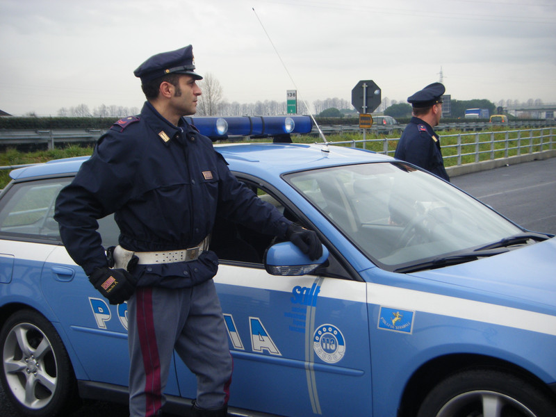 Occupa locale sequestrato e ruba energia elettrica per la tv