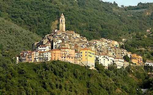 Brucia foto del Papa, don Maggi pronto a lasciate Castel Vittorio