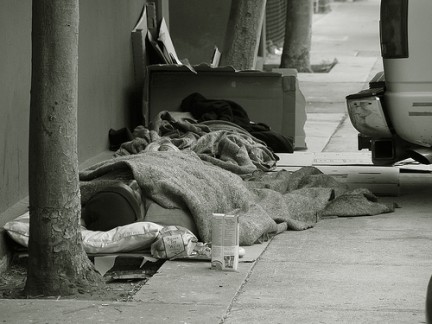 Clochard muore per strada in centro a Savona, esclusa violenza