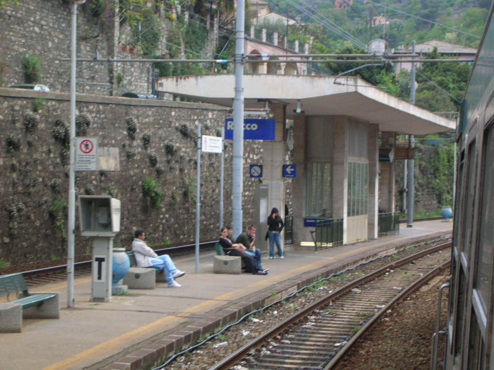 Lancia sassi in stazione, denunciato dalla polizia