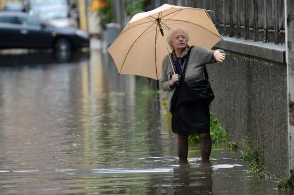 Temporali e grandine in città, allagamenti e disagi