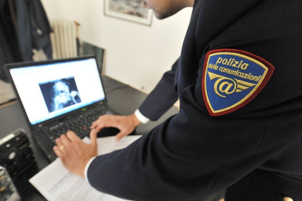 Adescavano ragazzine sui social network, 5 arresti tra Cosenza e Liguria