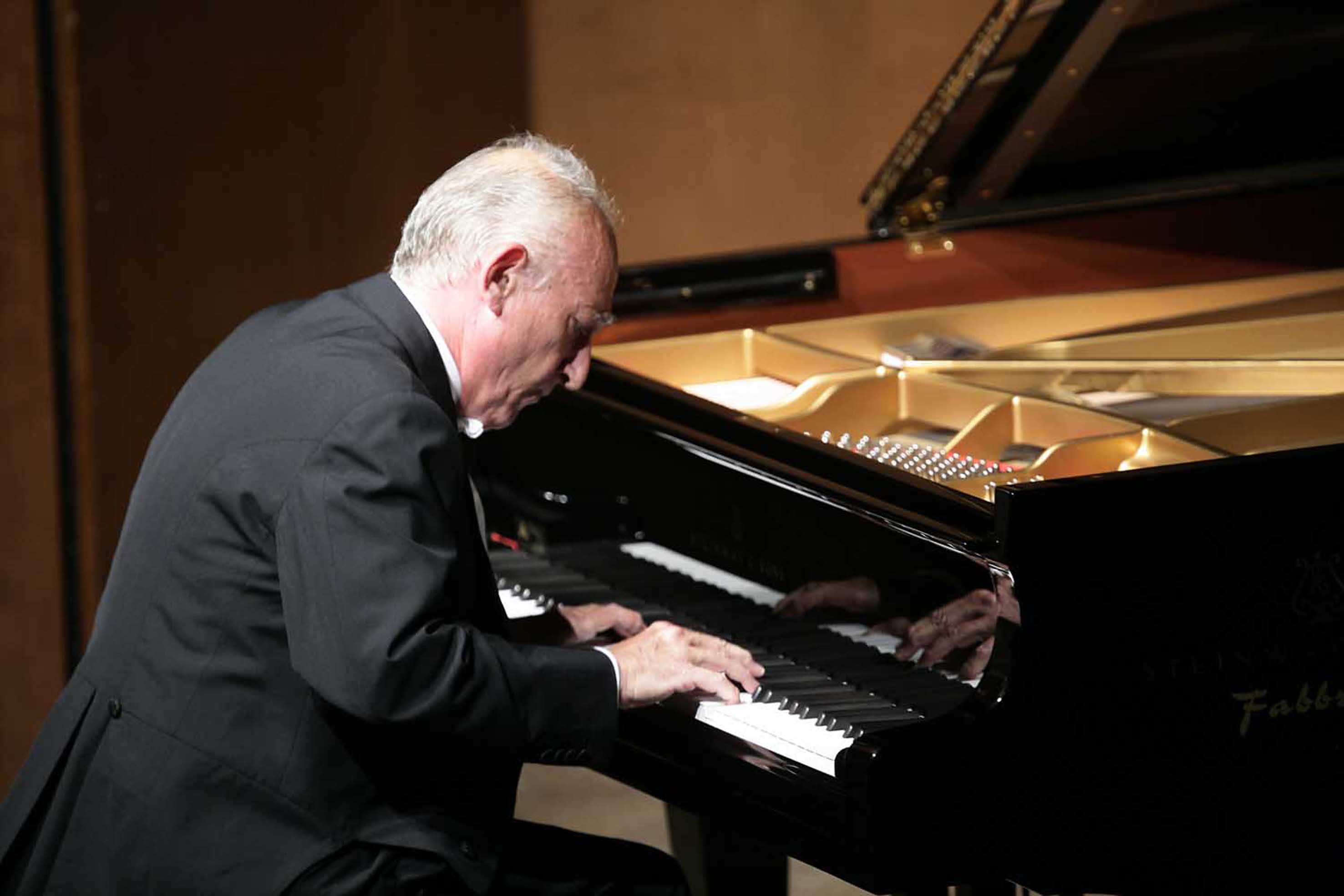 Musica, Maurizio Pollini stasera protagonista al Carlo Felice