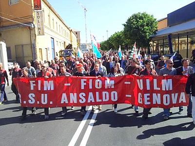 Lavoratori dell'ex Ansaldo bloccano il traffico in Corso Perrone