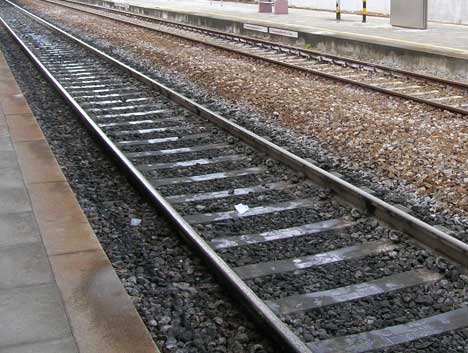 Si suicida a 25 anni gettandosi sotto il treno: indagini in corso 