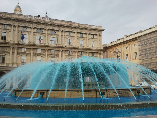 Giornata mondiale autismo, la fontana di piazza De Ferrari si tinge di blu