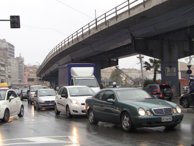 Genova quinta città in Italia per il congestionamento del traffico