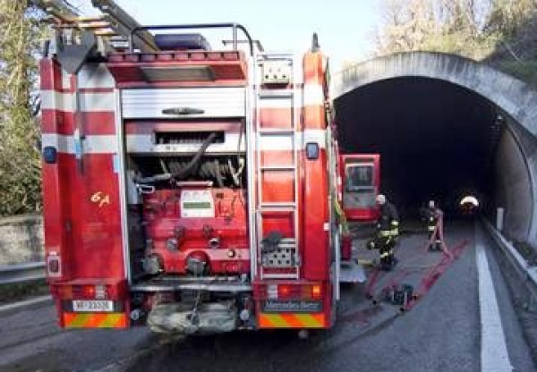 Traffico in tilt per auto a fuoco e tir di traverso sulla A10