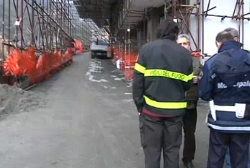 Via Ventotene, al via (con qualche ritardo) il recupero delle auto