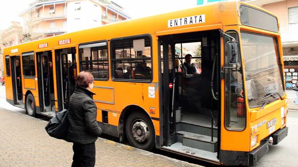 Autista bus colto da malore, passeggero evita tragedia