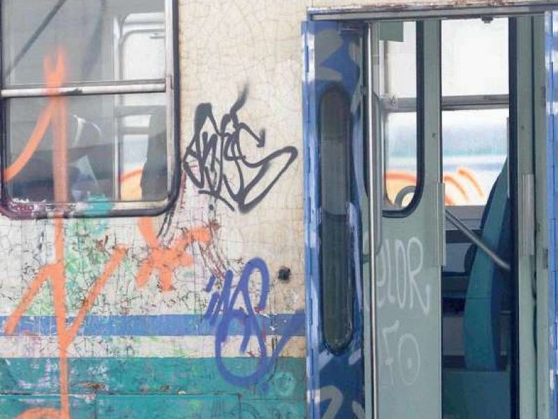 Vandali sul treno, 10mila euro di danno