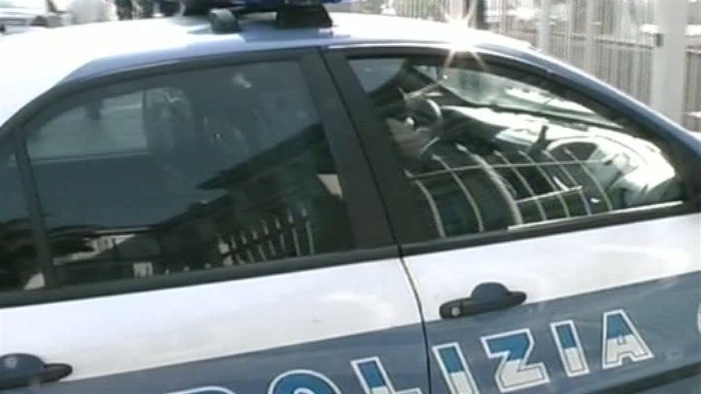 Rubano marmitta e scappano, 38enne denunciato