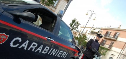 Danneggia le auto in sosta con un’accetta,denunciato