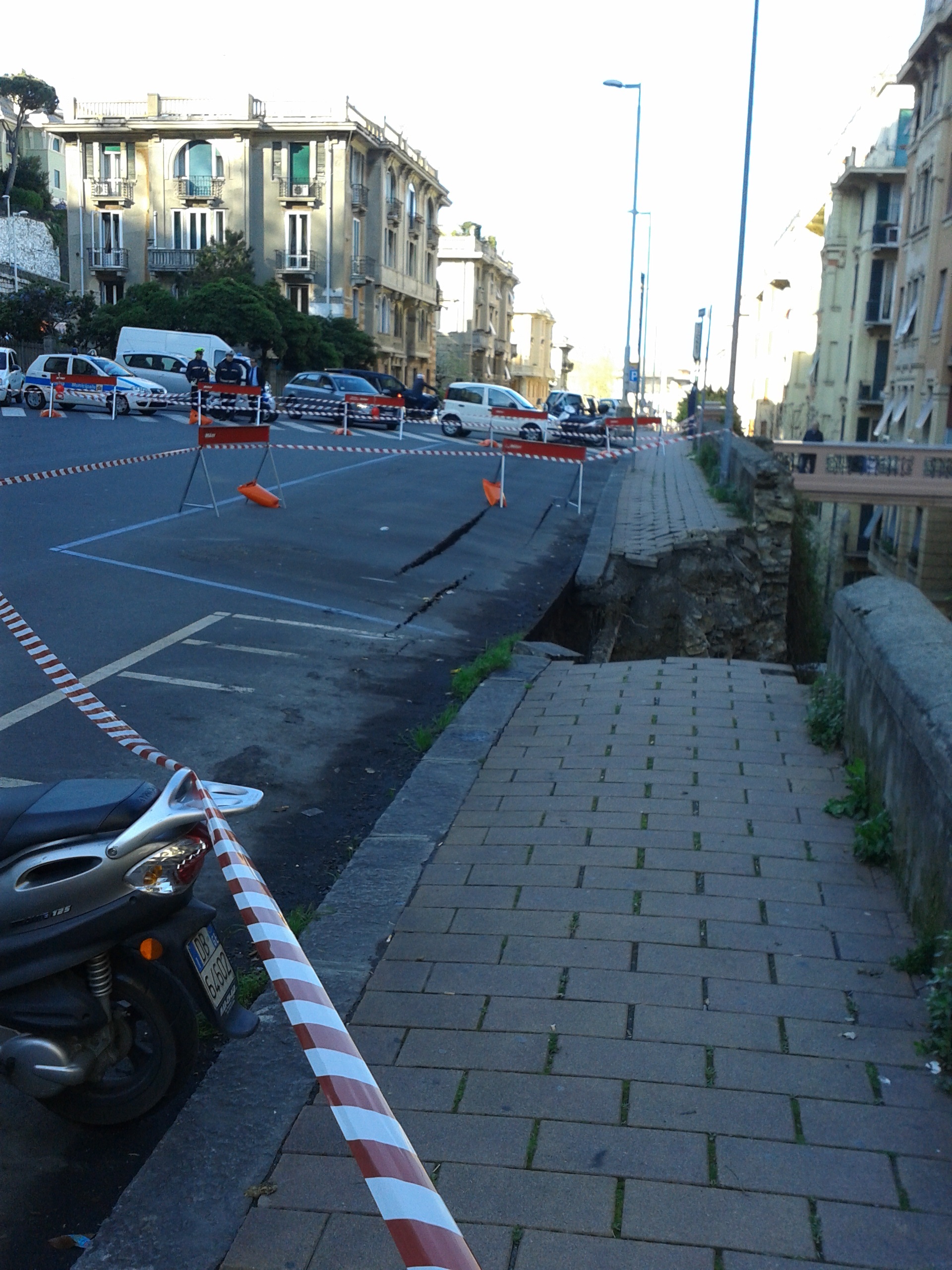 Smottamento, crolla un muraglione in Via Dassori 