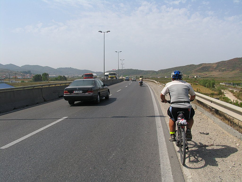 Romeno ubriaco entra in autostrada in bicicletta: tamponato