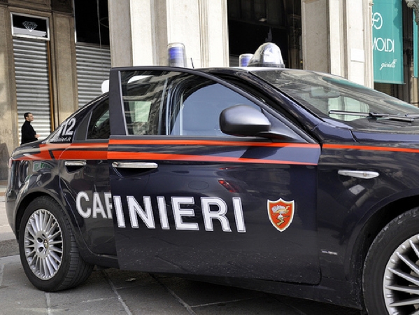 Fugge all'alt dei carabinieri e finisce contro un'auto, denunciato