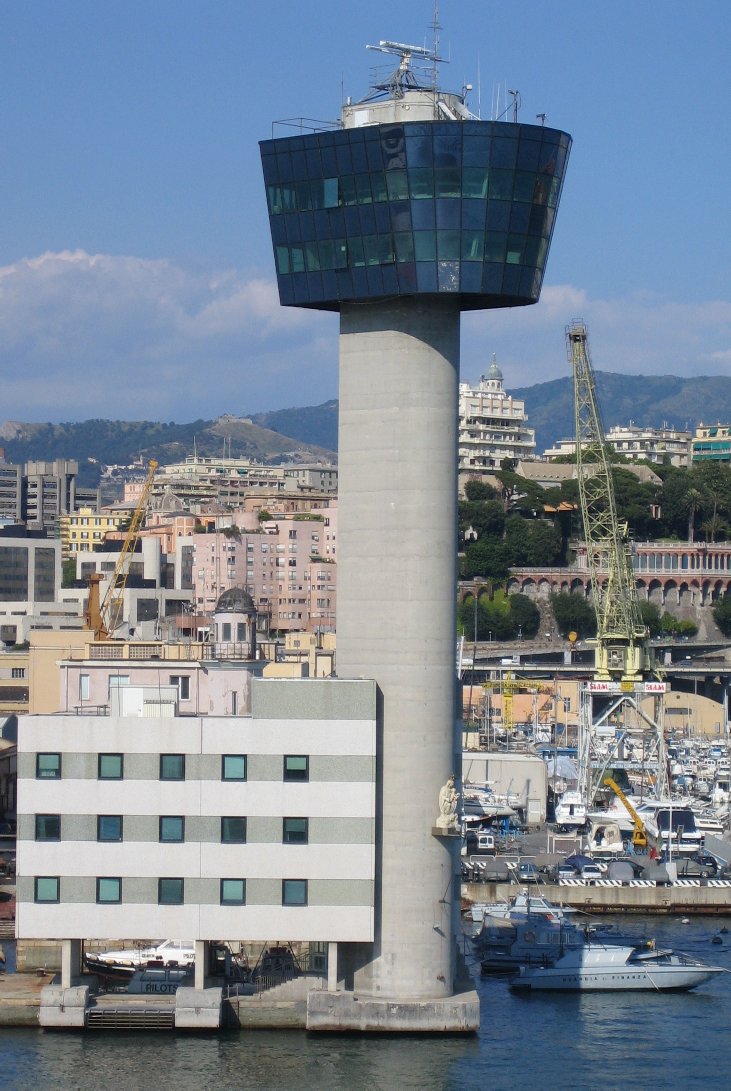 Nave urta e demolisce torre di controllo, almeno 6 dispersi