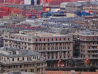 Finti postini legano anziano e badante e li rapinano di soldi e oro