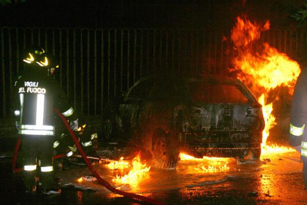 Incendio nella notte con ipotesi dolosa. Quattro auto a fuoco a Voltri