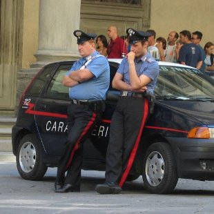 Sorpreso a rubare rame, tira pezzi di metallo contro i carabinieri