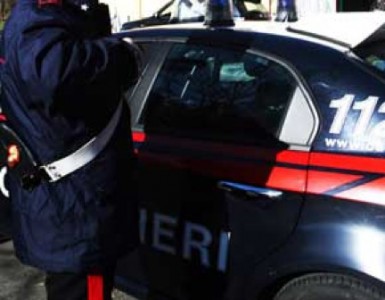 Maltratta ed estorce denaro a mamma e sorella, arrestato un 25enne