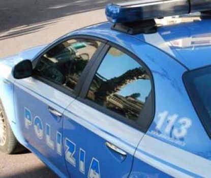 Rapisce la moglie e minaccia di ucciderla. Lei fugge e chiama la polizia